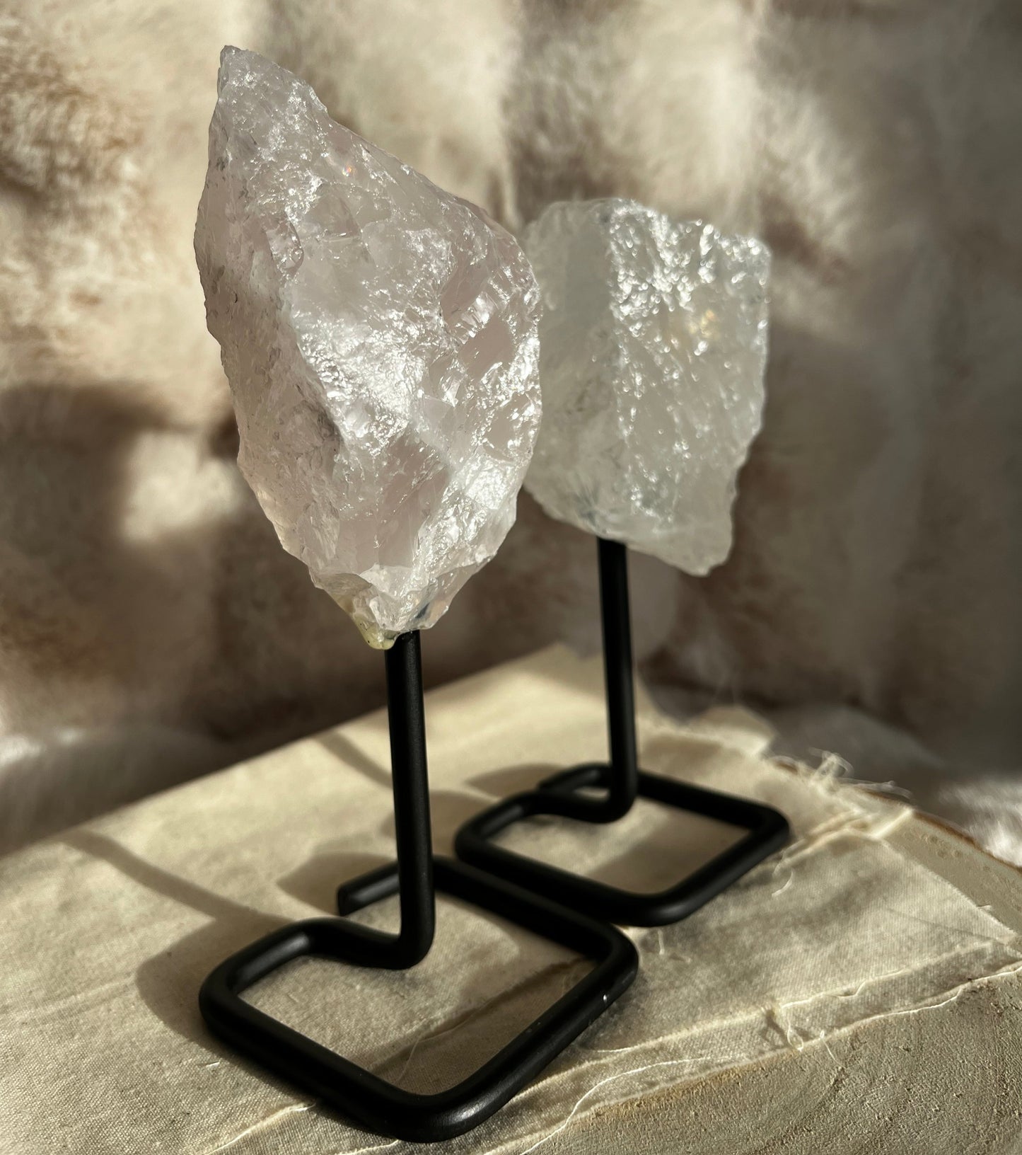 Bergkristal ruw op standaard