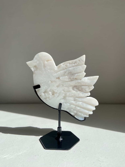 White plume agaat vogel op standaard