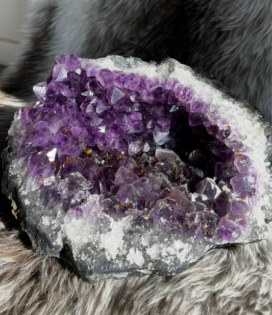 Amethist ‘cut base’ uit Uruguay XXL met rood/bruine accenten en druzy spots.