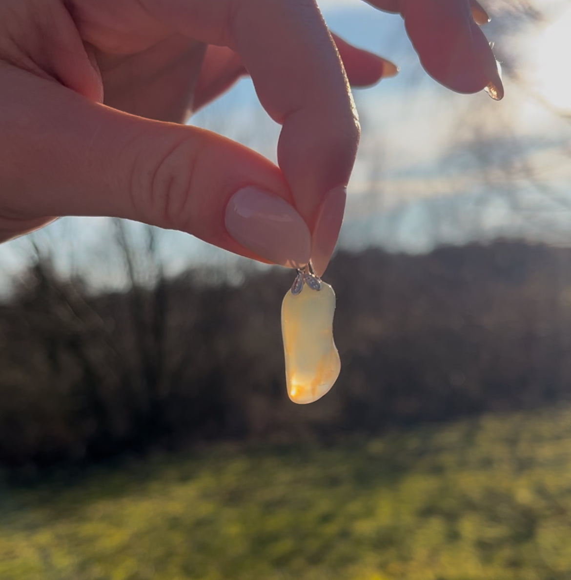 Witte opaliet kettinghanger