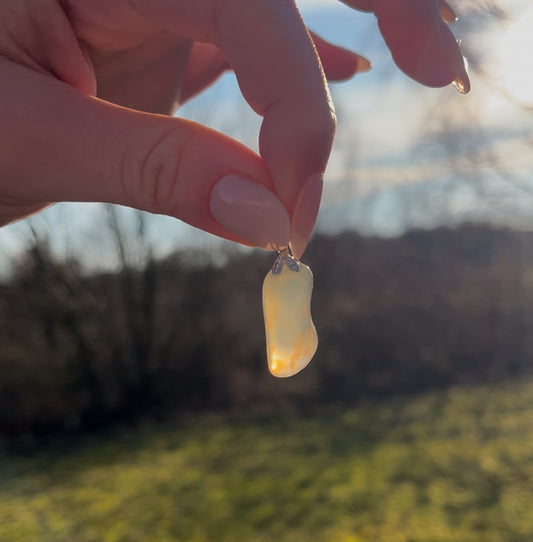 Witte opaliet kettinghanger