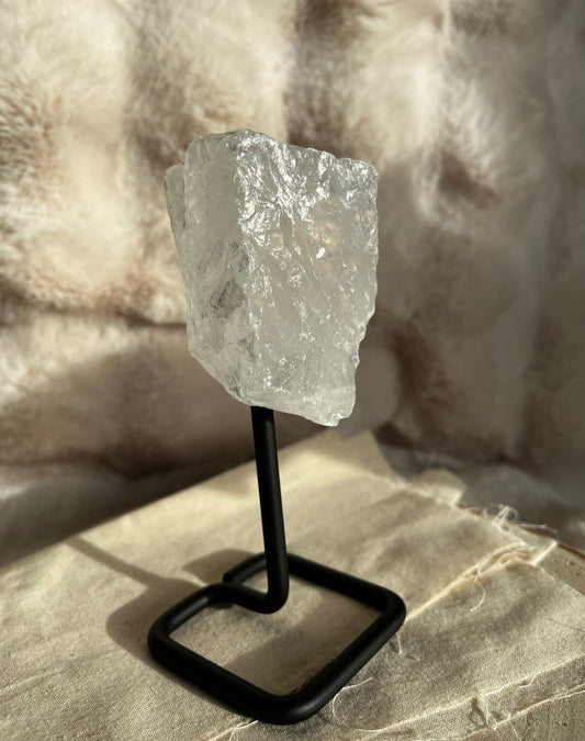 Bergkristal ruw op standaard