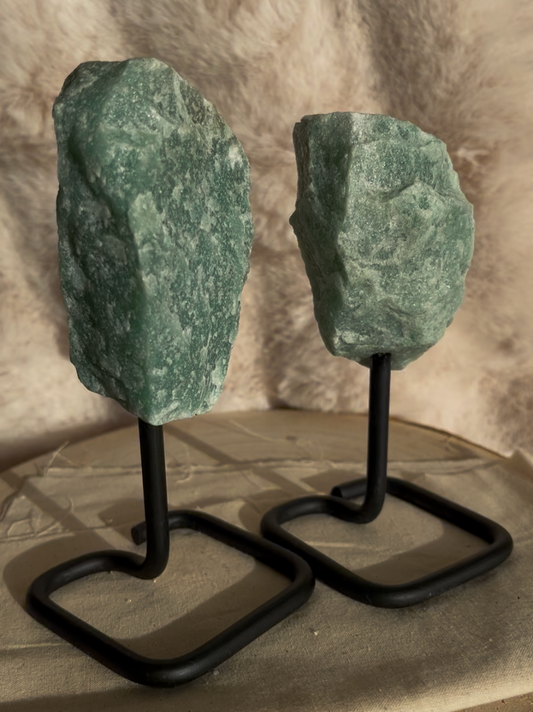 Groene kwarts ruw op standaard