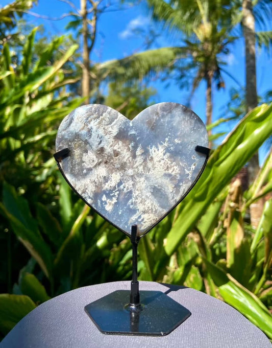 Blue plume agaat hart op standaard #1