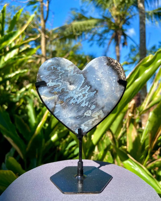 Blue plume agaat hart op standaard #2