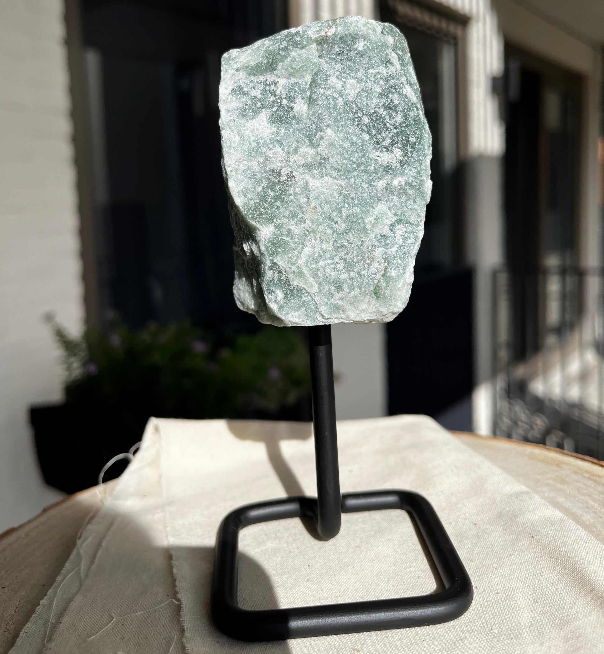 Edelsteen groene kwarts op standaard