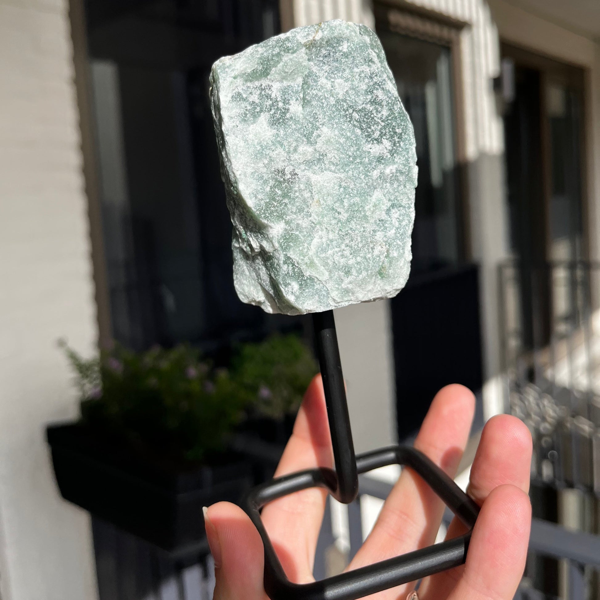 Edelsteen groene kwarts op standaard