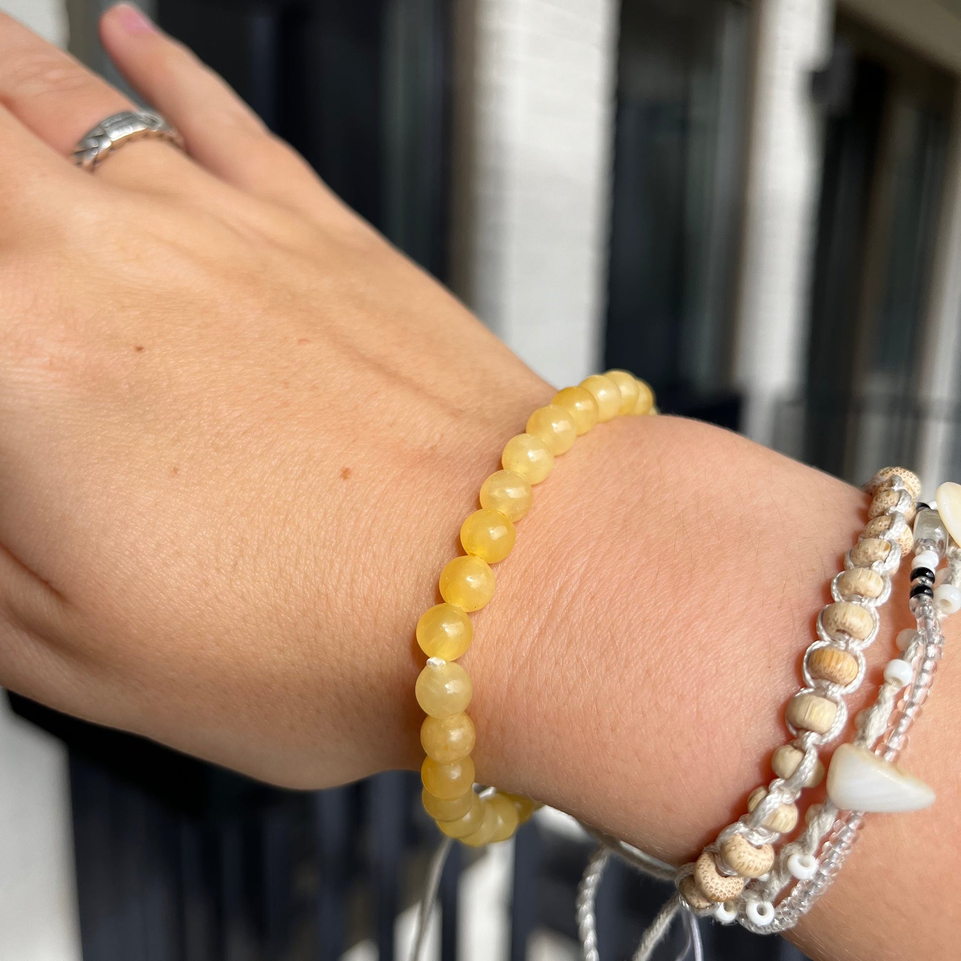 Gele calciet armband