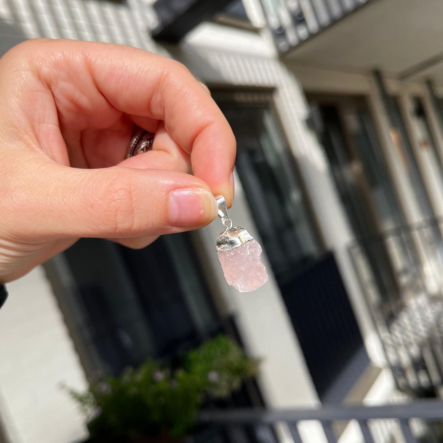 Rozenkwarts ruw verzilverde kettinghanger
